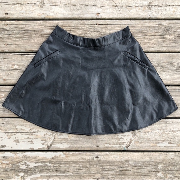 **SOLD** Black Faux Leather POCKETS Skater Skirt size Large - Picture 1 of 6
